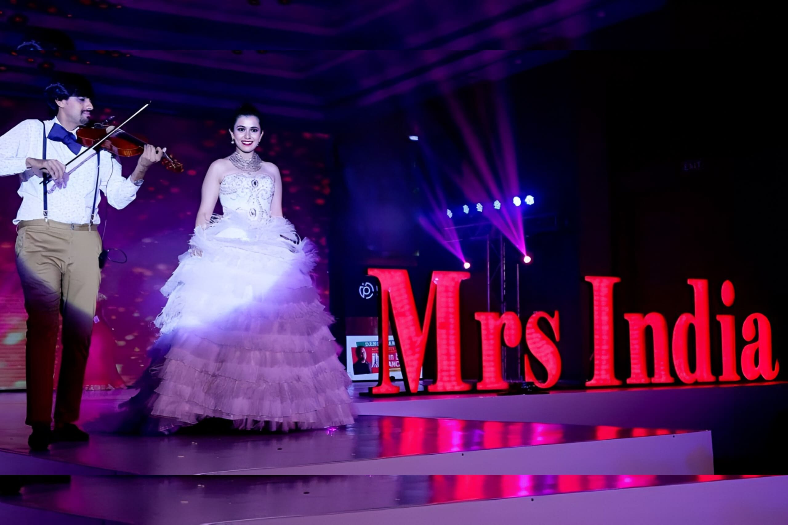 Mrs India 2025–2026 Stage Walk